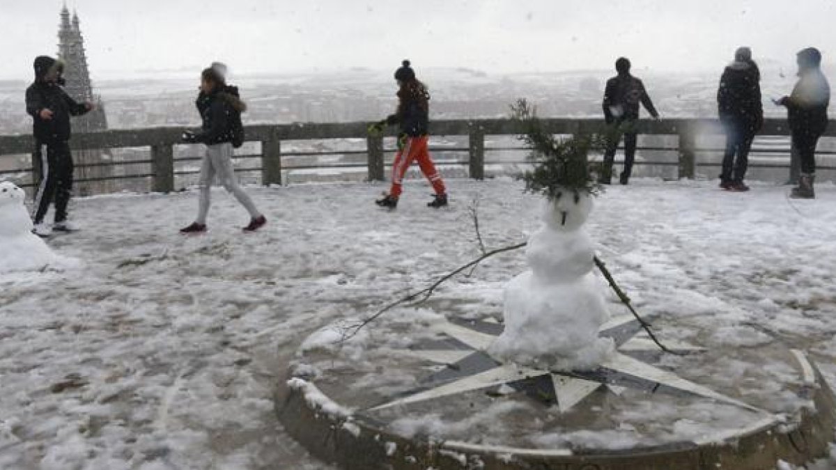 El mirador del castillo volvió a ser punto de encuentro para inmortalizar las primeras estampas nevadas del año e incluso hacer simpáticos muñecos.-RAÚL G. OCHOA
