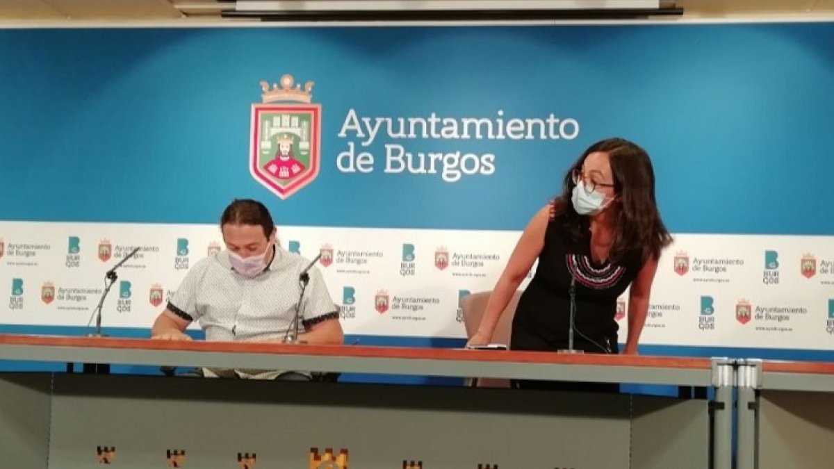 Laura Domínguez e Israel Hernando, durante la comparecencia. ECB