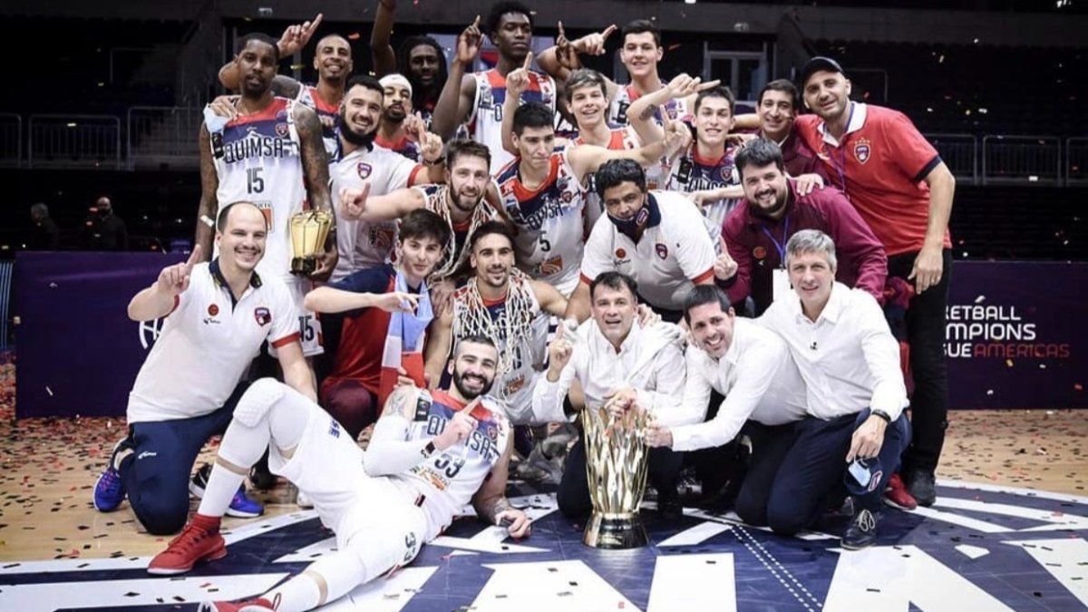 El Quimsa celebra el título de la Champions League Américas ganado ante el Flamengo en la burbuja de Montevideo. FIBA