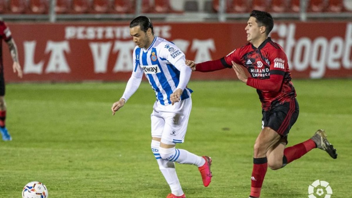 Meseguer persigue a Raúl de Tomás. LALIGA