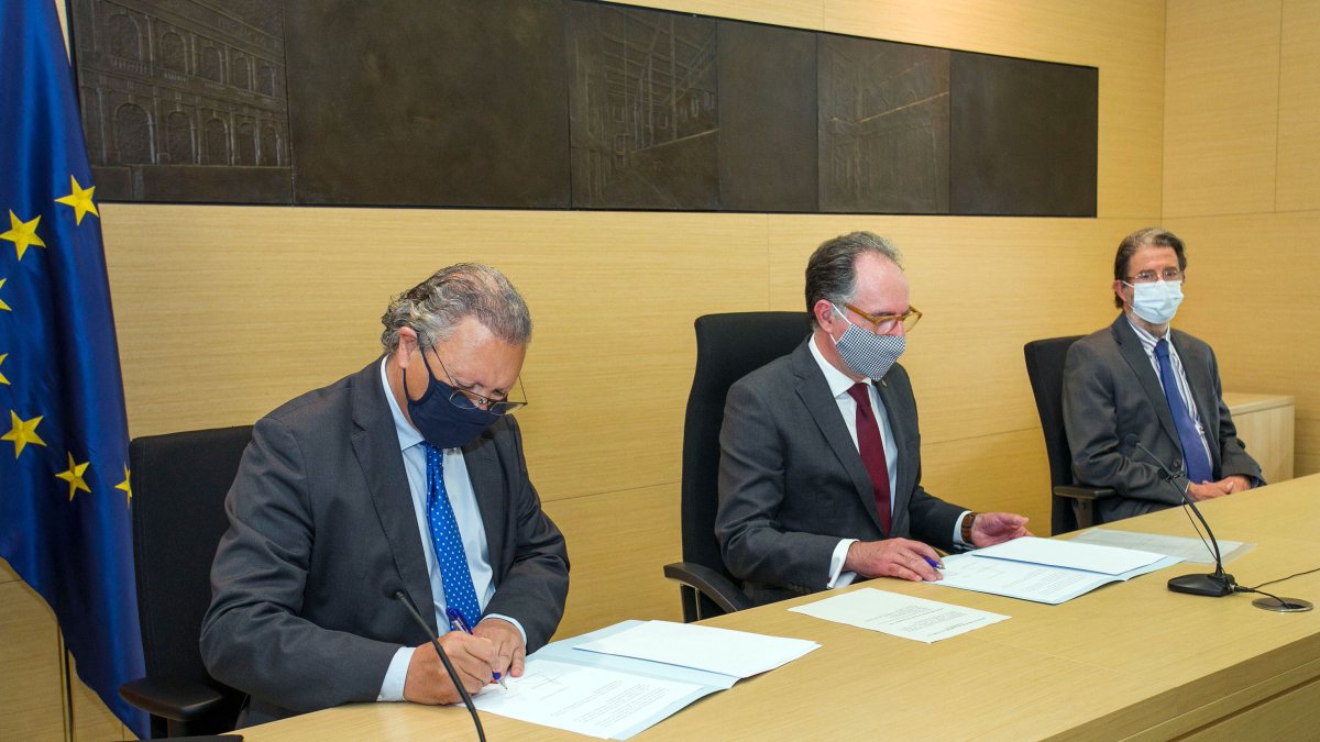 José Luis Rodríguez Dacal, Mauricio Muñoz y Ildefonso Barcala, presidente de la sección tercera de la Audiencia . TOMÁS ALONSO