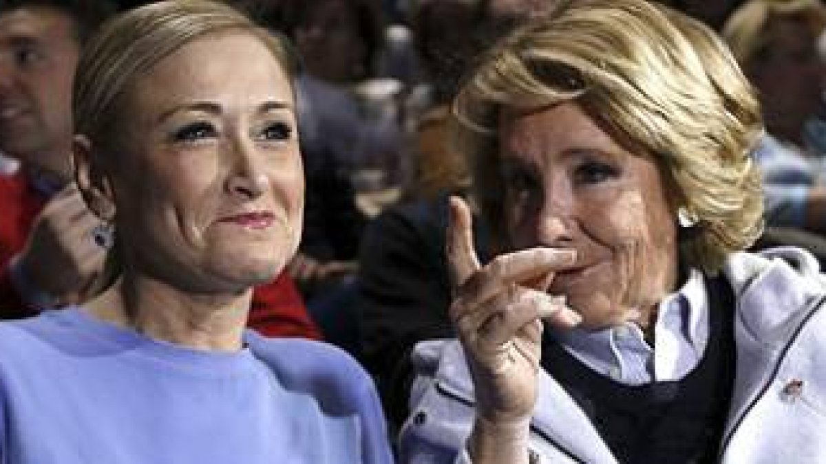 Esperanza Aguirre y Cristina Cifuentes, durante el acto de precampaña del PP en San Sebastián de los Reyes.-Foto: EFE / CHEMA MOYA