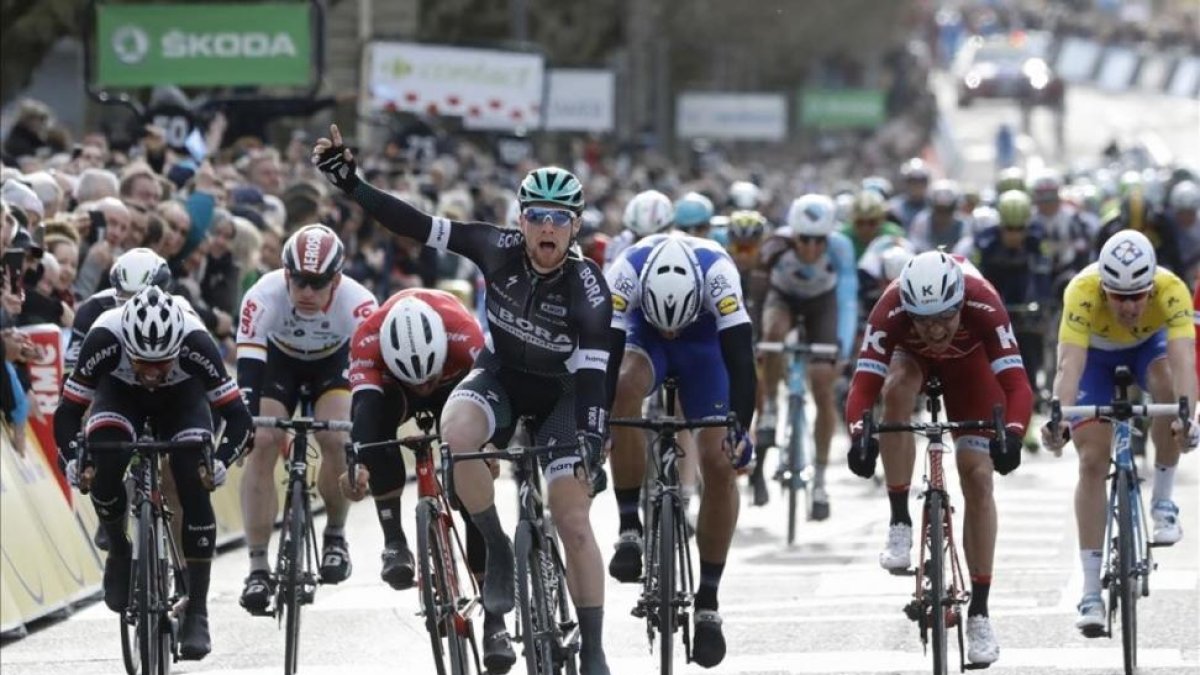 San Bennett sorprendió en el esprint de la tercera etapa de la París Niza.-LAURENT CIPRIANI