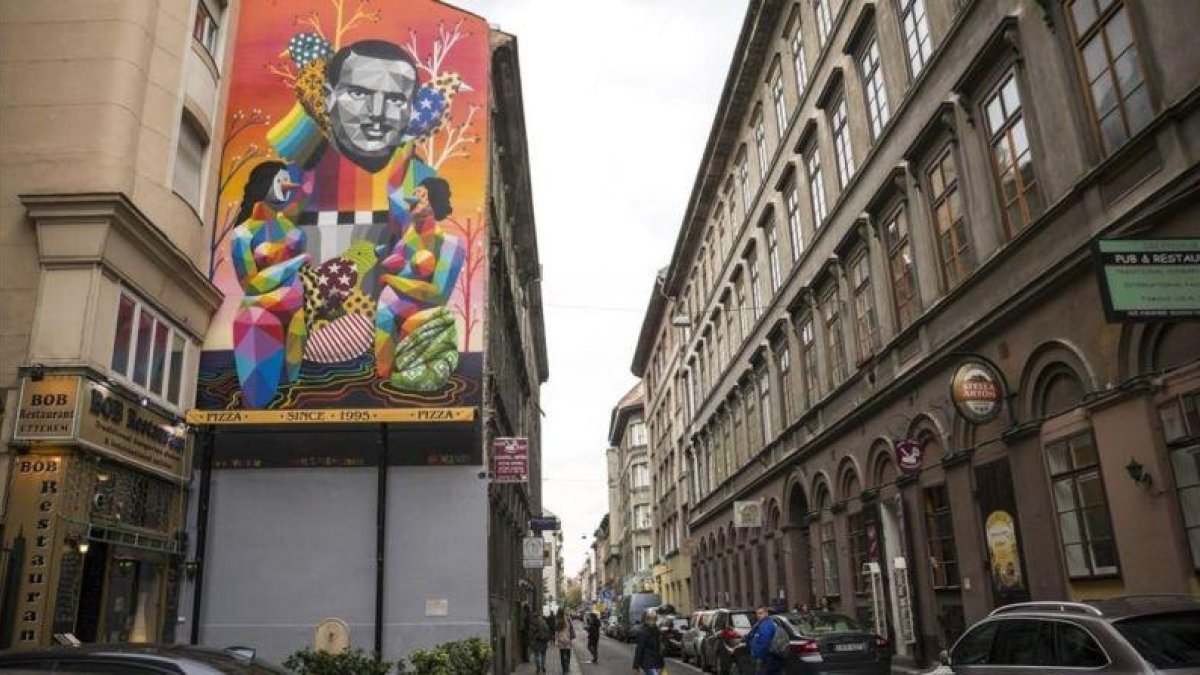 Vista del mural de Okuda San Miguel en Budapest en recuerdo a Ángel Sanz-Briz.-EFE / BALAZS MOHAI