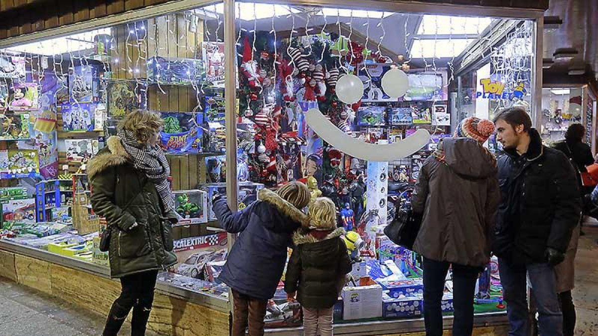 Los escaparates hipnotizan estos días a los más pequeños, a la caza de alguna sugerencia de última hora para los Reyes Magos.-RAÚL G. OCHOA