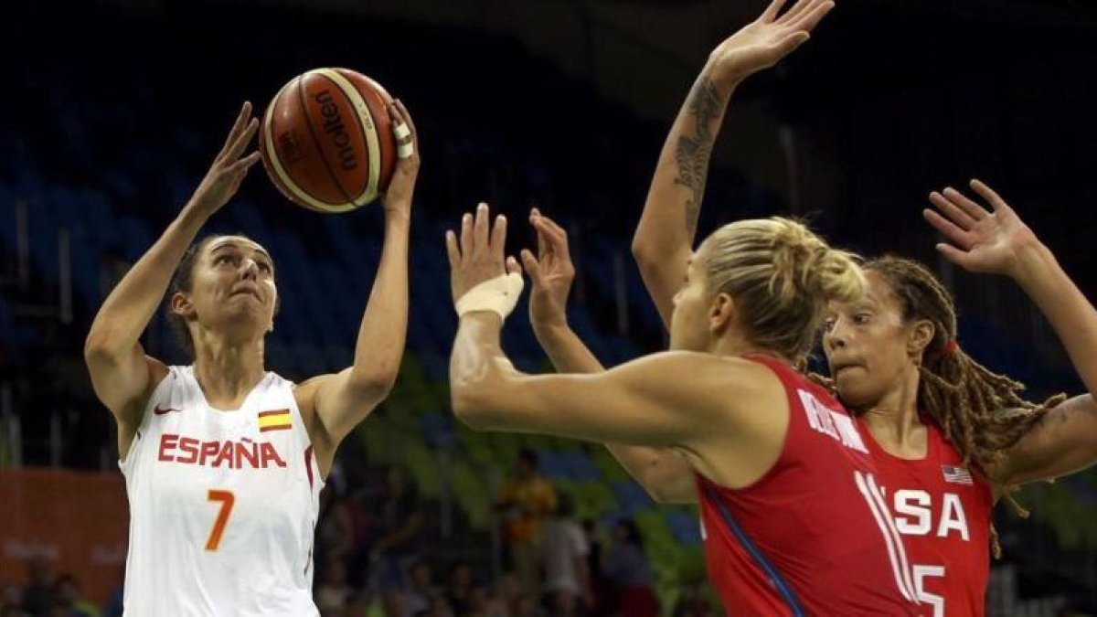 Alba Torrens lanza a canasta ante Delle Donne y Griner durante el partido España-Estados Unidos.-SHANNON STAPLETON / REUTERS