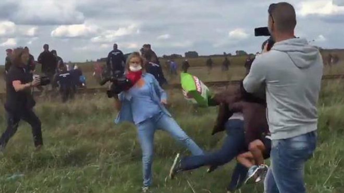 Fotograma en el que se puede ver a la reportera zancadilleando a un refugiado con un niño en brazos.-YOUTUBE