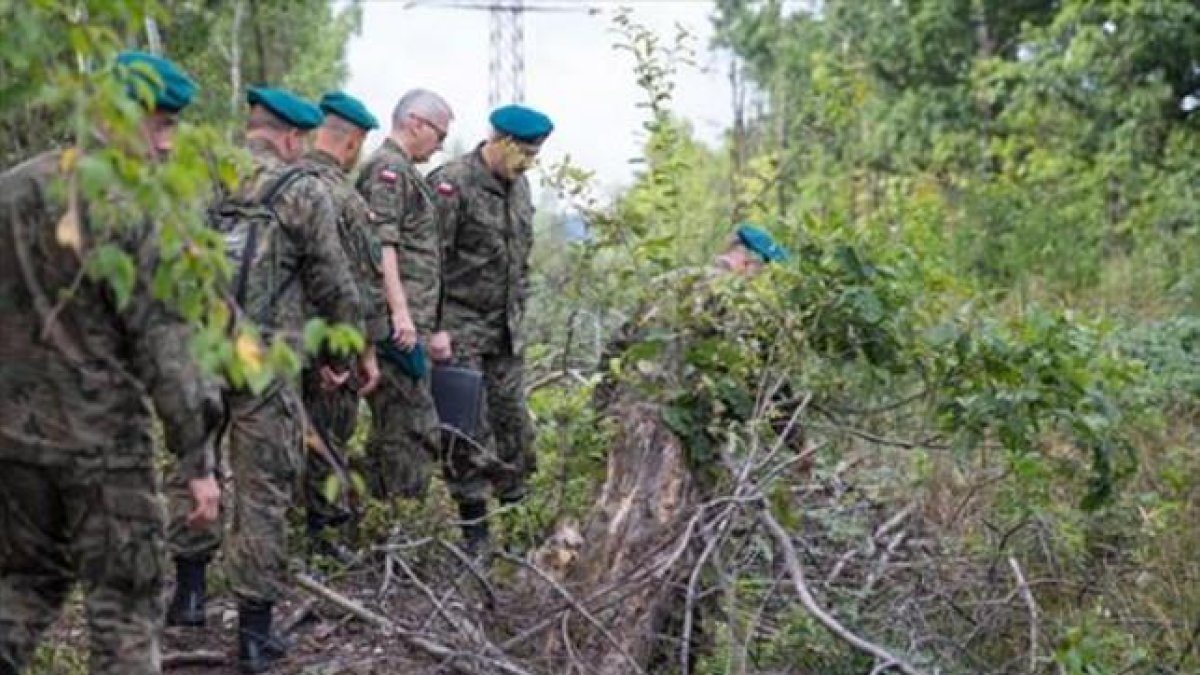 Un grupo de militares polacos rastrean la zona donde se cree se oculta un tren con oro.-AP