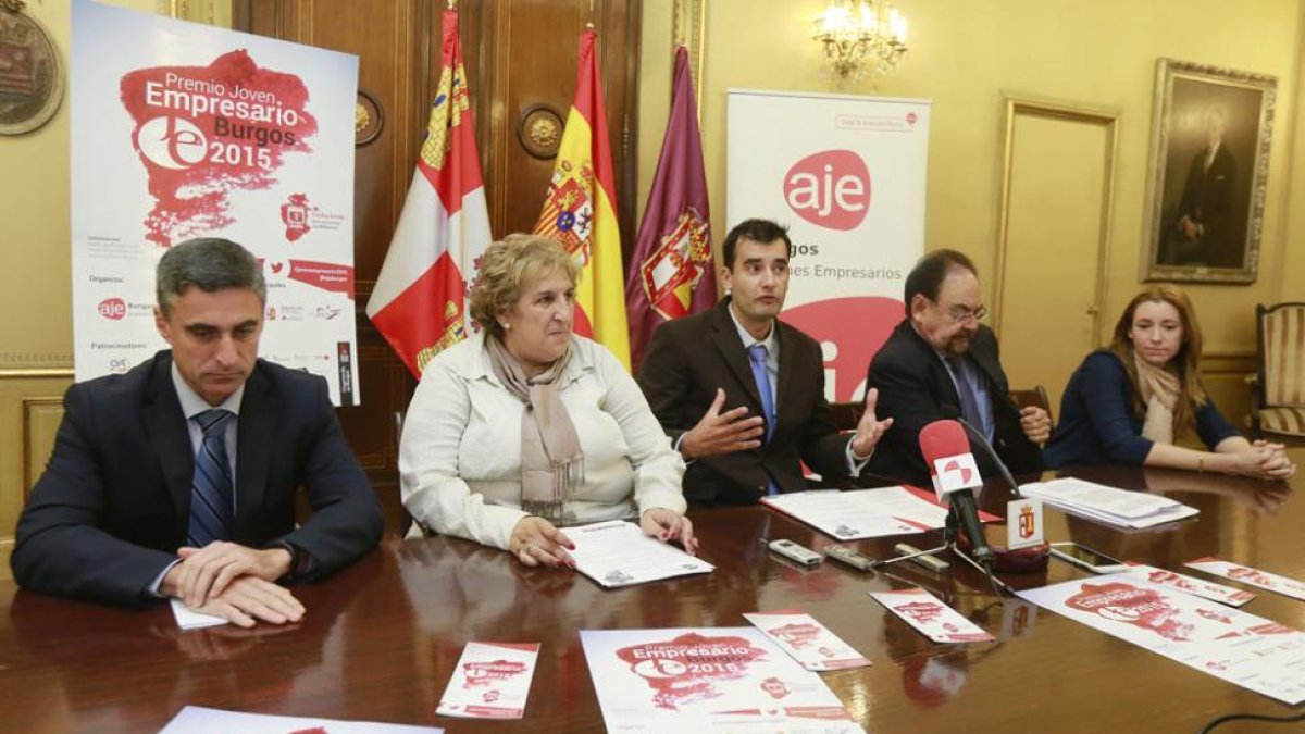 (De izq. a dch.), Barbero, Lopidana, Gil y Guerra junto a Margarita Saiz, ganadora del premio provincial y del nacional en 2015.-R.O.