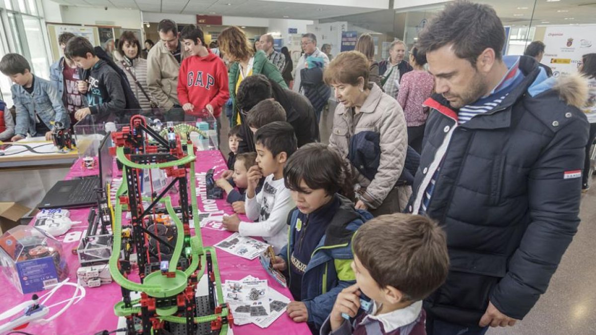 Niños y padres se divirtieron con las actividades programadas en la Escuela Politécnica Superior de La Milanera.-SANTI OTERO
