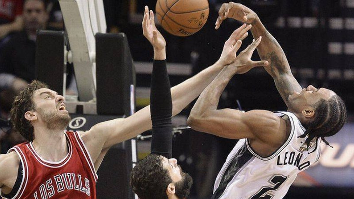 Pau Gasol, Nikola Mirotic y Kawhi Leonard, en un momento del apartido entre los Bulls y los Spurs en San Antonio.-Foto: AP / DARREN ABATE
