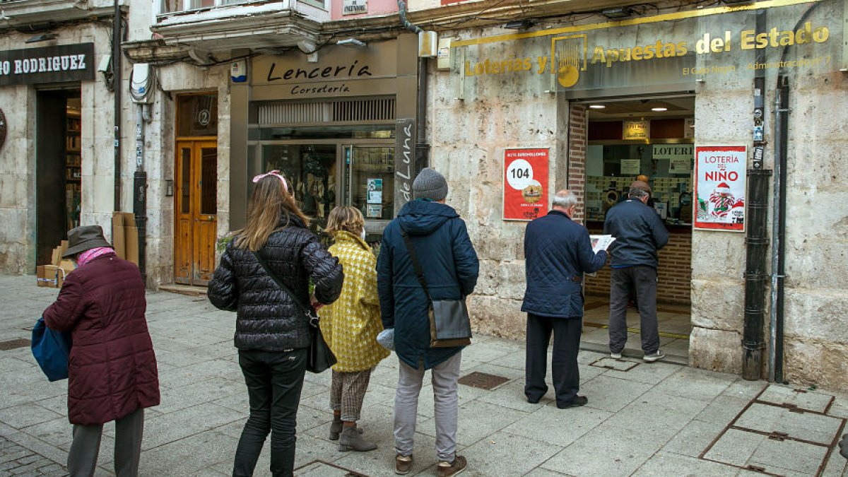 En estos días apuran la compra de los últimos décimos del Sorteo de Navidad 2022. TOMÁS ALONSO