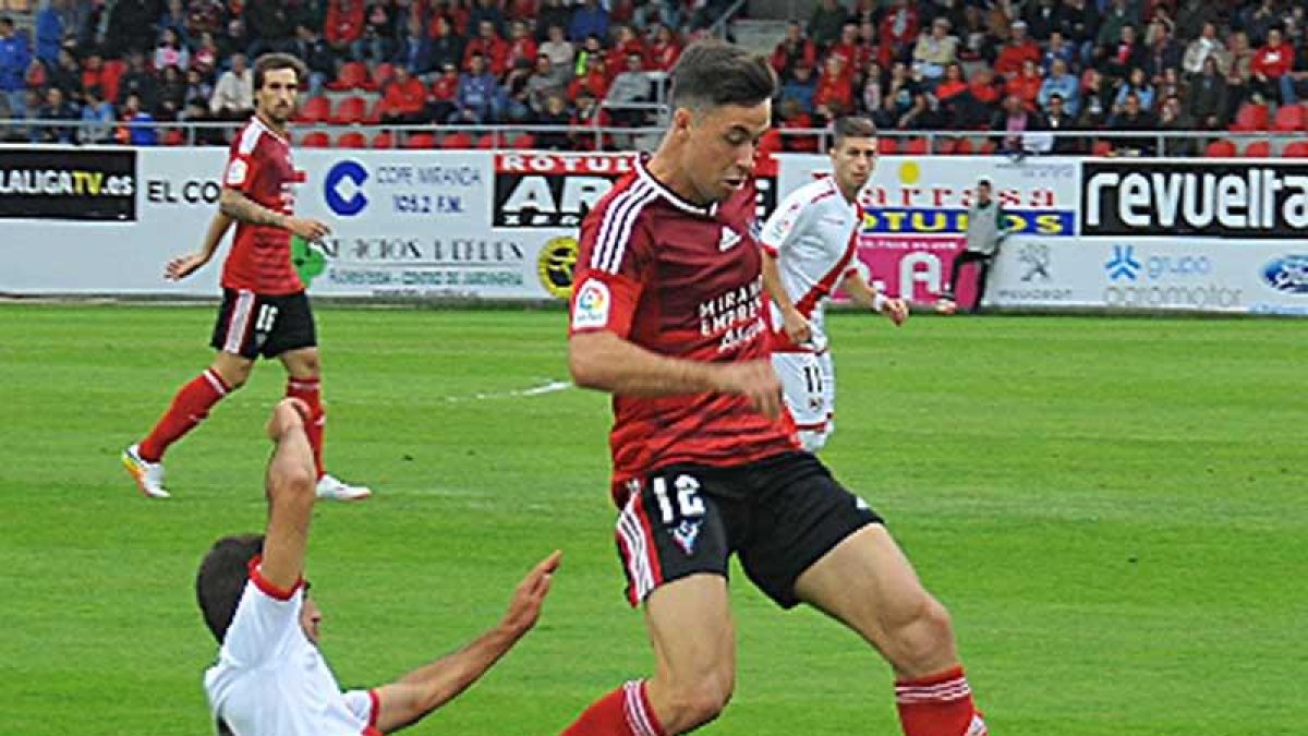 El CD Mirandés intentará brindar un nuevo triunfo a su afición ante otro histórico del fútbol español-Jose Esteban Egurrola