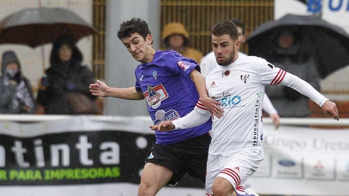 Viti forcejea con un jugador de La Bañeza en el duelo de ayer en San Amaro-Santi Otero