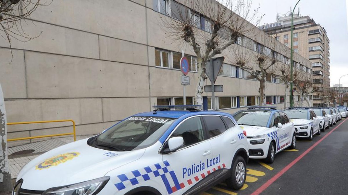 La flota de la Policía Local se ha renovado con siete vehículos patrulla de renting y cinco adquiridos este año.-I. L. MURILLO
