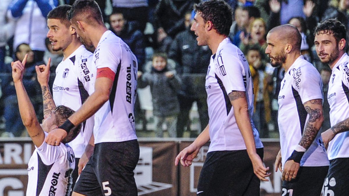 Varios jugadores del Burgos CF festejan con Juanma el segundo tanto ante la Cultural