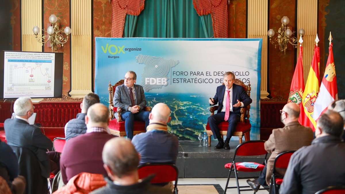 Ángel Martín y Alejandro Macarron durante la jornada organizada por Vox sobre el reto demográfico. TOMÁS ALONSO