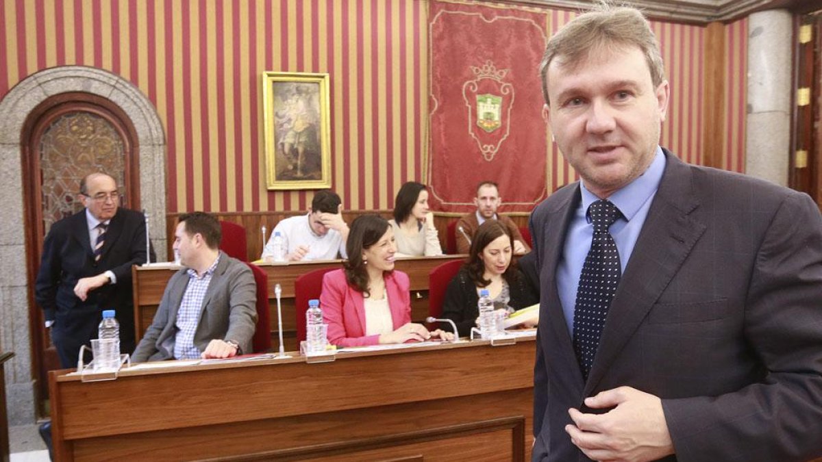 El alcalde Javier Lacalle pasa delante de la bancada donde se sitúa el PSOE.-RAÚL G. OCHOA