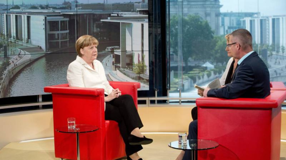La canciller alemana, Angela Merkel, dio hoy por cerrada la polémica en torno a una posible salida temporal de Grecia de la zona euro, descartó el cese de su ministro de Finanzas, Wolfgang Schäuble, y abogó por