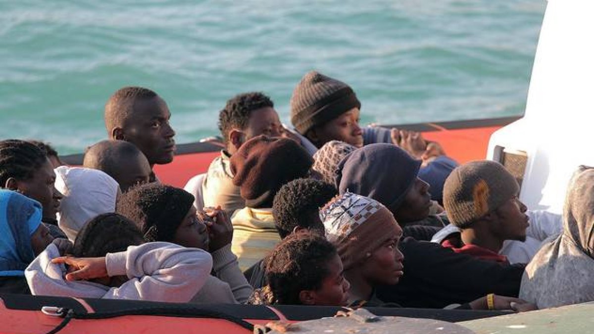 La Guardia Costera desembarca a un grupo de inmigrantes en un puerto de Sicilia.-Foto: CALOGERO MONTANALAMPO / AP