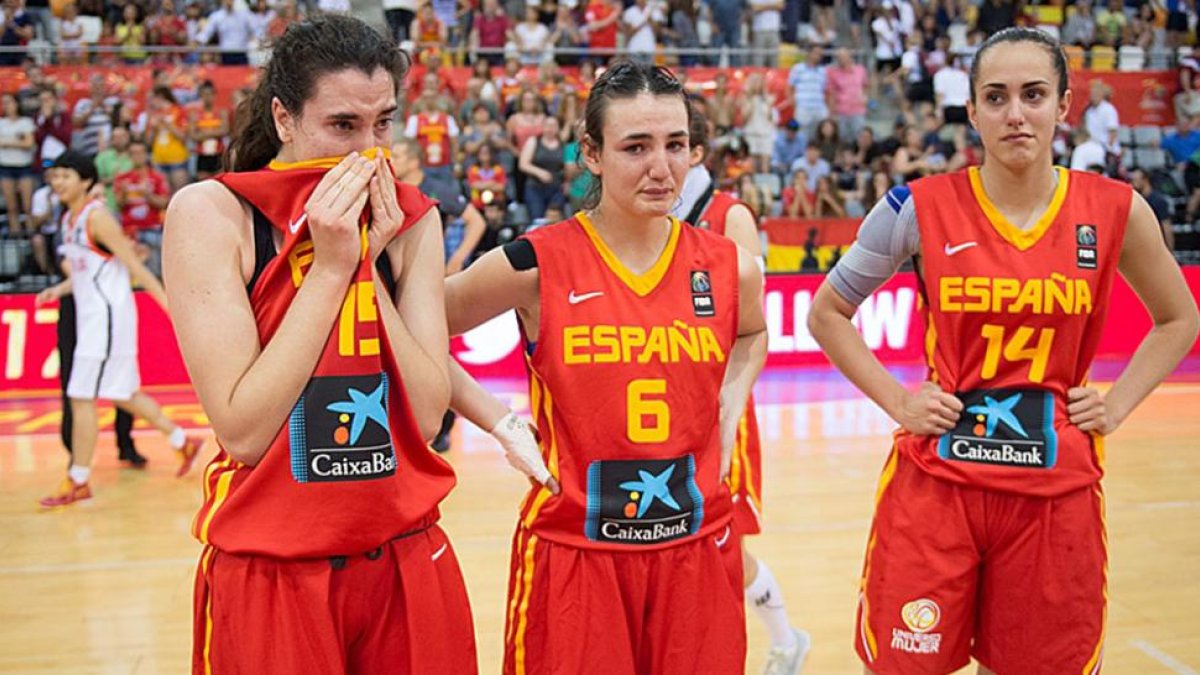 Sofía Galerón -izquierda- refleja la decepción vivida junto aCarla López y Ainhoa Lacorzana, ayer.-FIBA