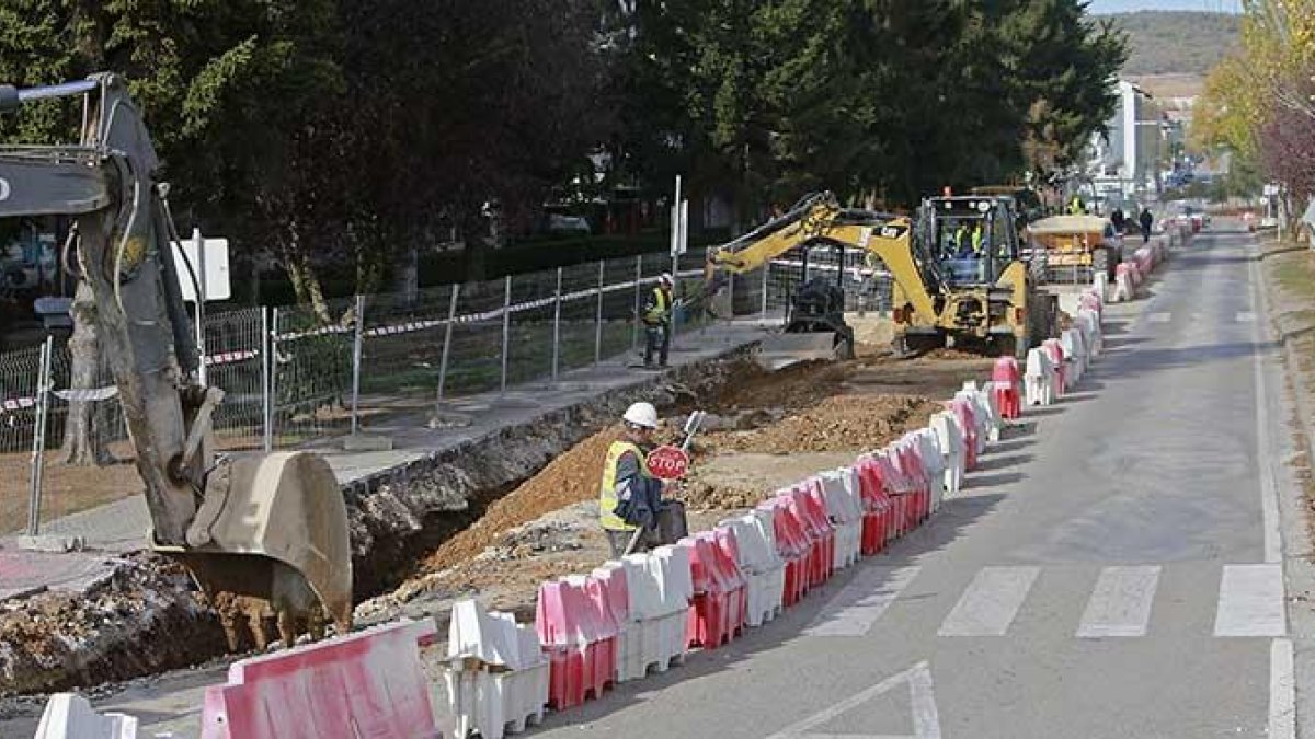Las obras de la avenida Alcalde Martín Cobos, correspondientes al ARU, son del presupuesto de 2017 y están en marcha.-RAÚL G. OCHOA