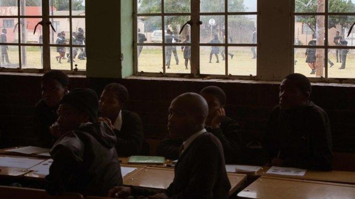 Alumnos siguen una clase sobre el apartheid en una escuela secundaria del pueblo de Worcester, a 120 kilómetros de El Cabo.-RODGER BOSCH (AFP)