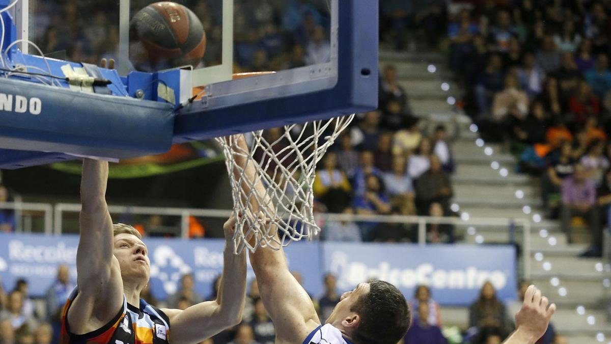 Jaramaz busca la canasta ante Burjanadze, ayer.-SANTI OTERO