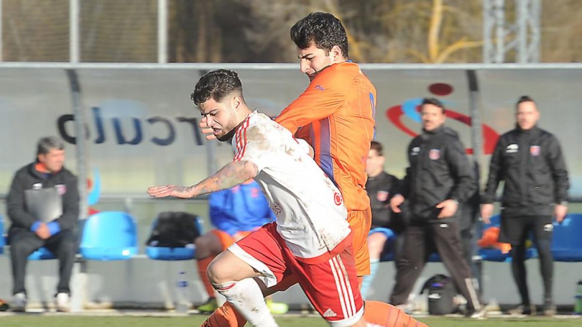 Varo pugna con el centrocampista del Real Ávila Rubén Ramiro en el choque de ayer en Castañares-Israel L. Murillo