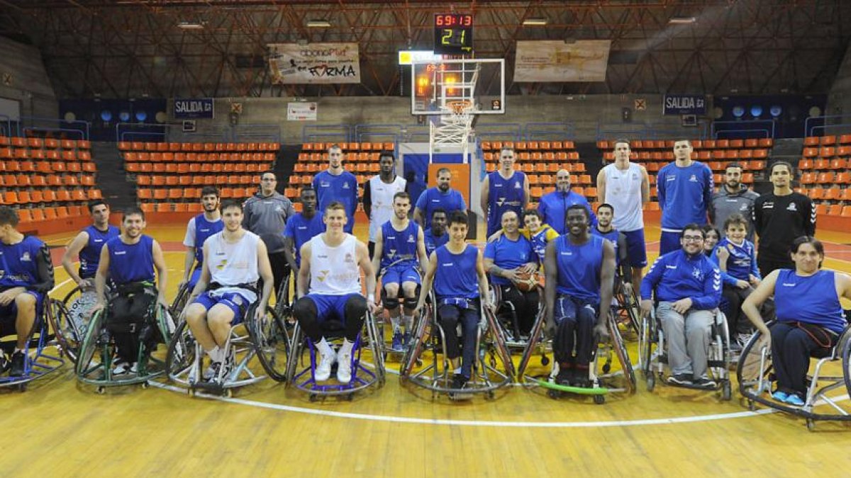 Los jugadores del San Pablo Inmobiliaria y del Servigest posan antes del entrenamiento conjunto celebrado ayer en El Plantío.-ISRAEL L. MURILLO