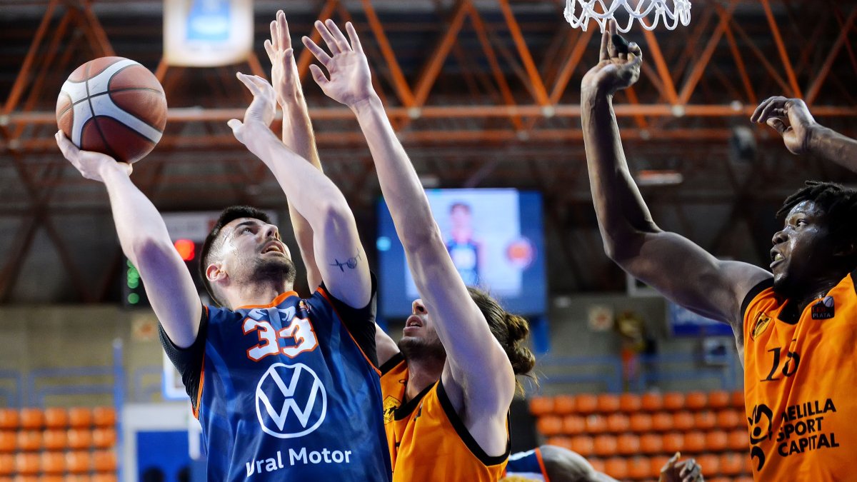 Alonso gana la posición en la pintura. TOMÁS ALONSO