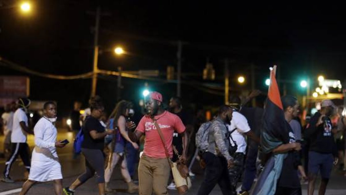 Manifestantes, en las calles de Ferguson, en la segunda noche de incidentes.-AP