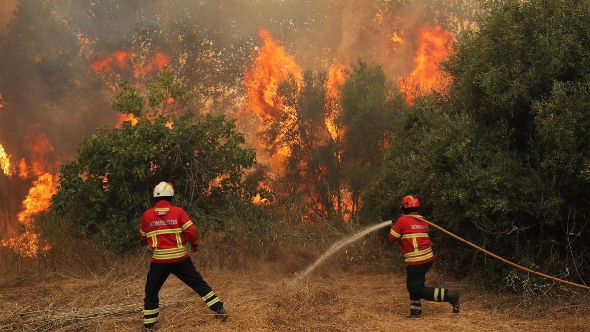 Bomberos tratan de extinguir las llamas del incendio que arrasa el Algarve portugués, este martes. /-MIGUEL A. LOPES (EFE)