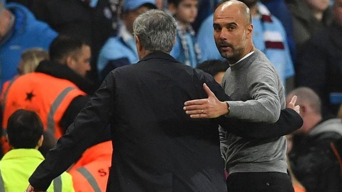 Mourinho y Guardiola tras un City-United en el Etihad del pasado mes de abril.-AFP / BEN STANSALL