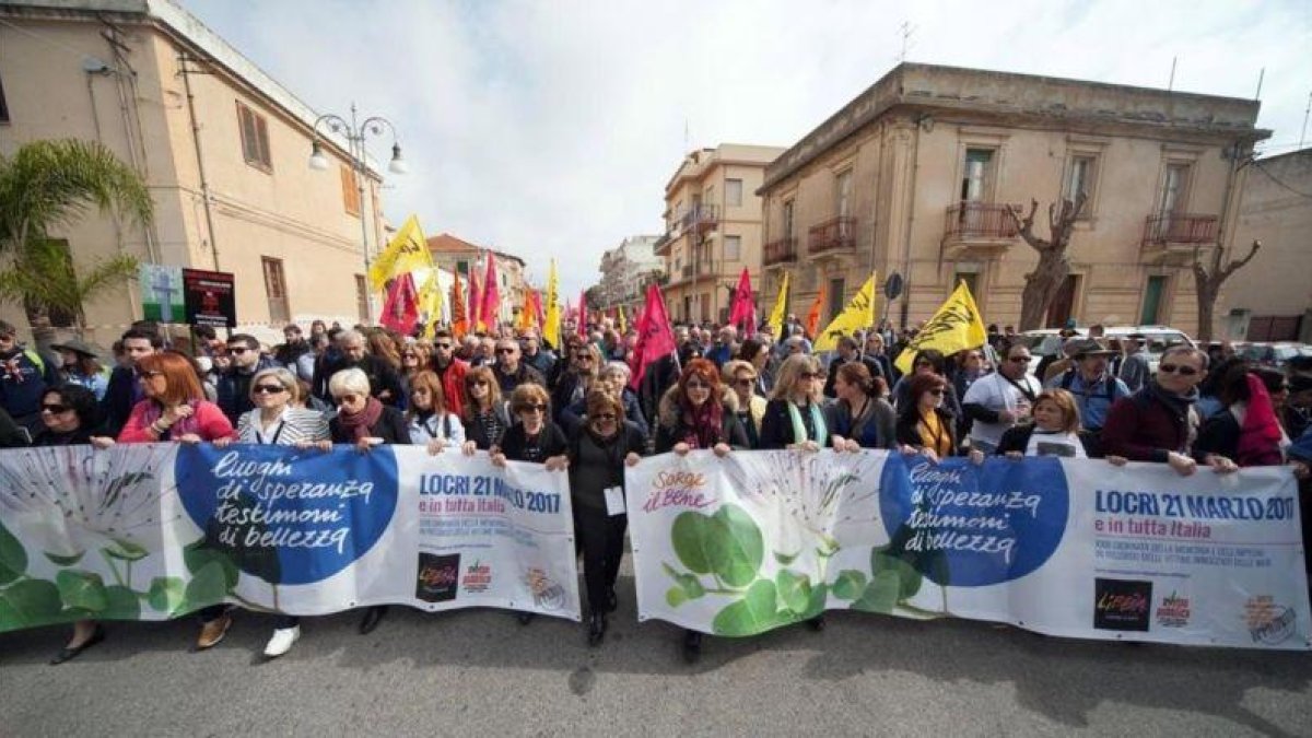 Manifestantes protestan contra la mafia en Locri (Italia), el 21 de marzo.-EFE / MARCO COSTANTINO