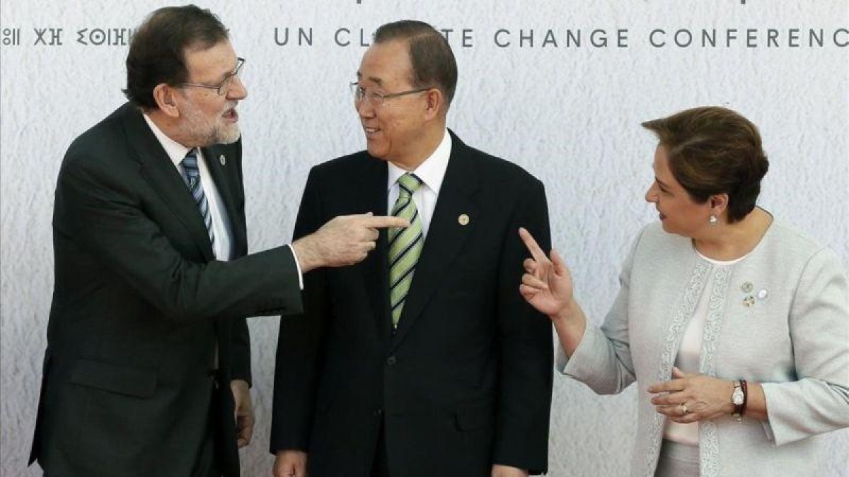 Mariano Rajoy y la diplomática mexicana Patricia Espinosa conversan en presencia del secretario general de la ONU, Ban Ki-moon, durante la llegada de mandatarios a la cumbre de Marraquech.-EFE / MARISCAL