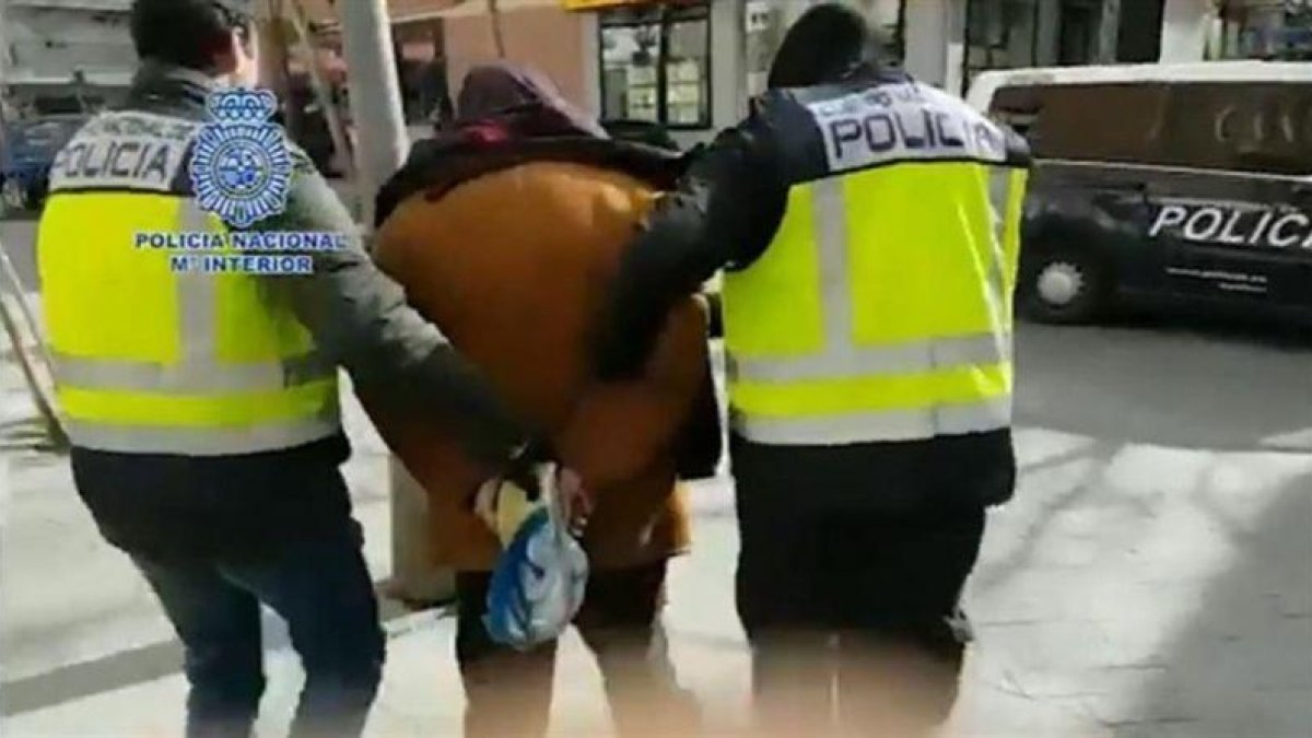 Agentes de la Policía Nacional detienen a uno de los integrantes del grupo.-POLICÍA NACIONAL
