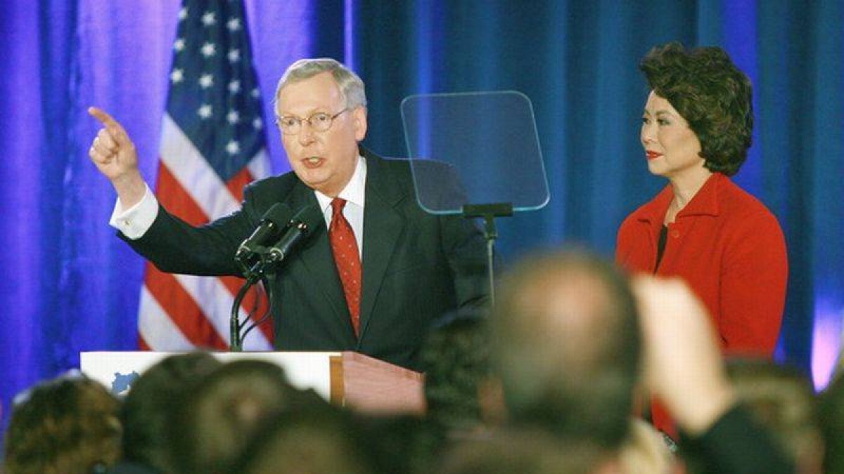 El senador republicano de Kentucky Mitch McConnell habla a sus seguidores junto a su esposa, durante la celebración de su victoria electoral, el martes en Louisville.-Foto: EFE / MARK LYONS