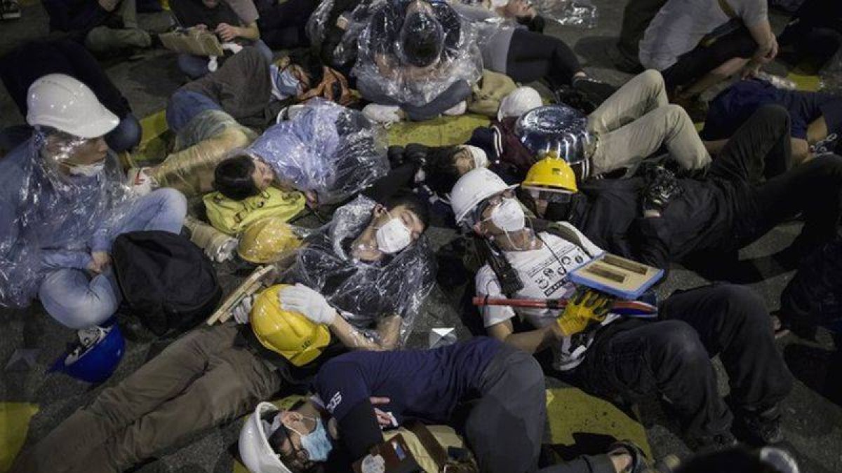 Manifestantes prodemocracia duermen ante la sede de un edificio del Gobierno.-Foto: REUTERS / TYRONE SIU