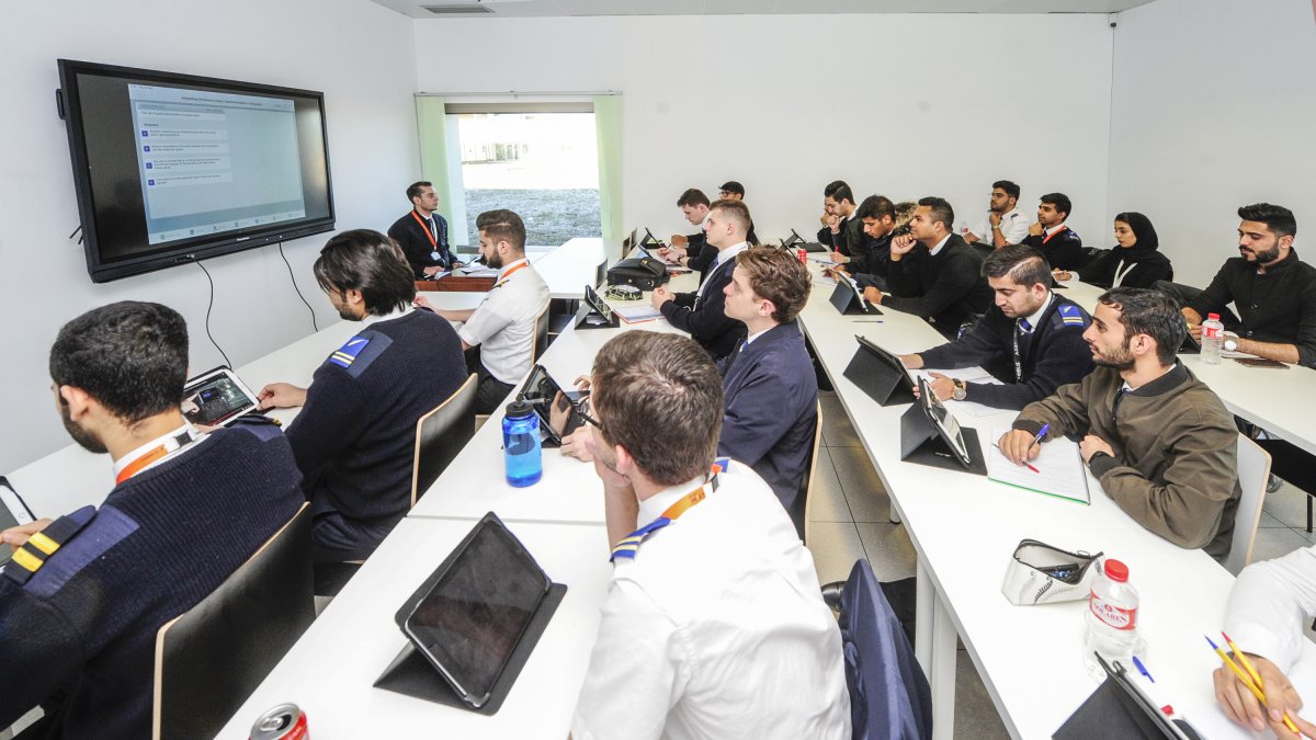 Un grupo de alumnos de Flybyschool sigue las explicaciones de su profesor en las instalaciones de Villafría. ISRAEL L. MURILLO