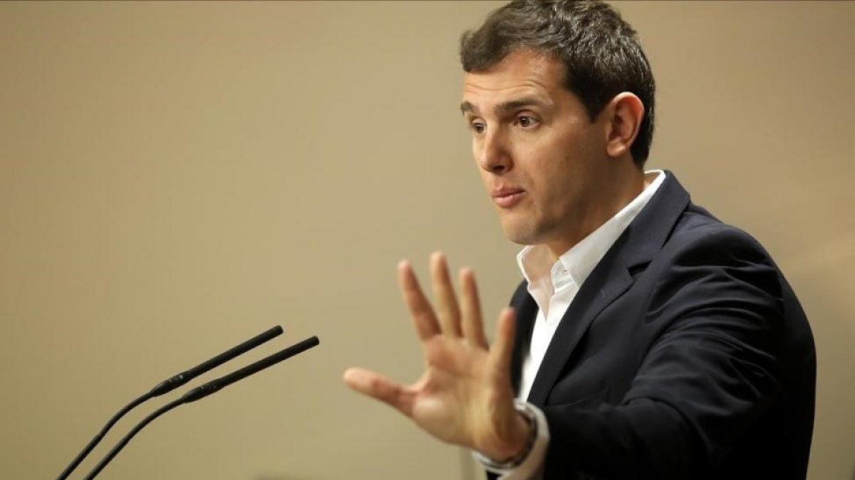 El presidente de Ciudadanos, Albert Rivera, en una rueda de prensa el pasado martes en el Congreso.-JOSÉ LUIS ROCA