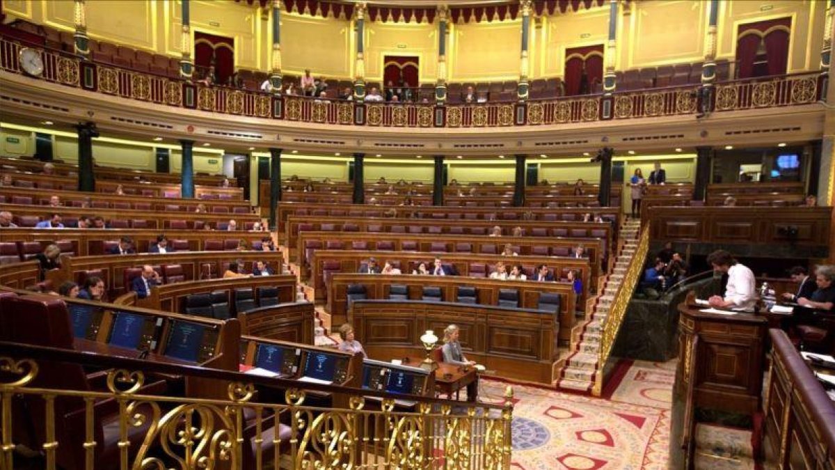 Imagen del hemiciclo semivacío del Congreso de los Diputados, en un pleno del pasado mes de mayo.-DAVID CASTRO