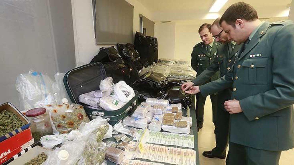 La operación Sin Chan ha sacado de las calles estos casi cien kilos de marihuana, 43 de hachís y otras sustancias estupefacientes.-R. OCHOA