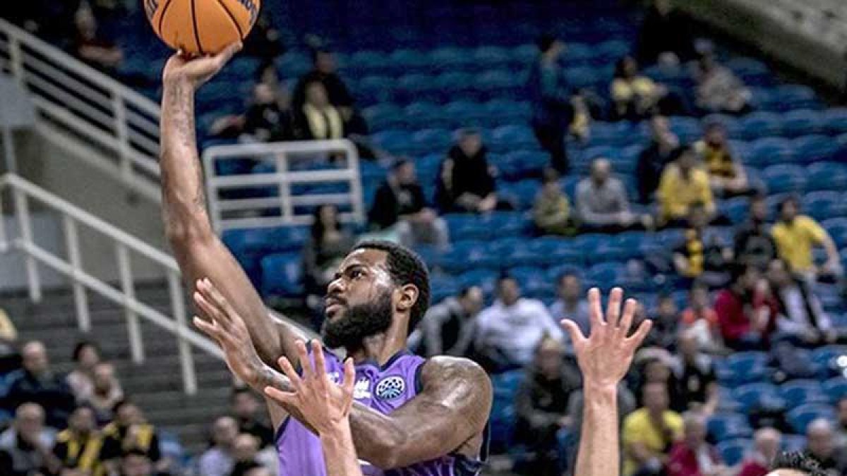 Earl Clark entra a canasta en el duelo de ayer en la cancha del potente AEK-BCL