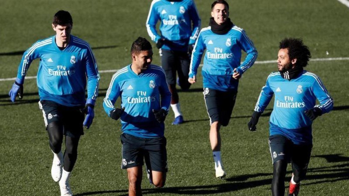 Courtois, Casemiro y Marcelo, en primer término, en el último entrenamiento del Madrid.-EFE / MARISCAL