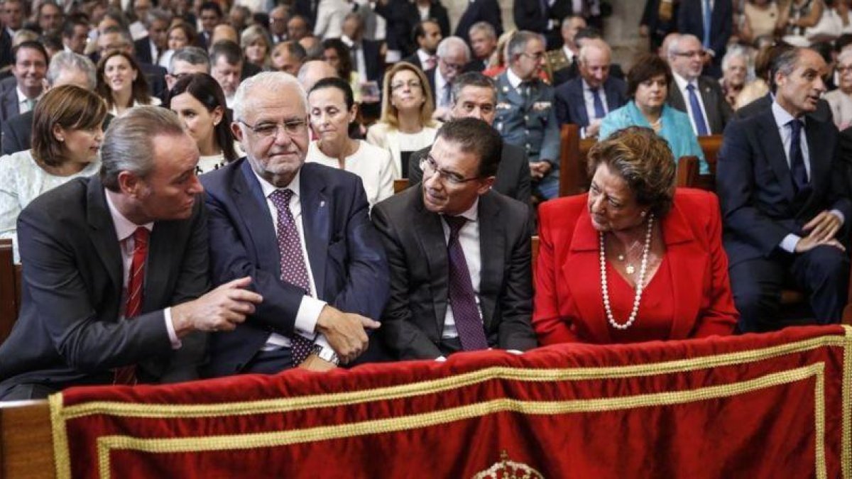 El expresidente valenciano Alberto Fabra, junto al entonces presidente de las Corts, Juan Cotino; el delegado del Gobierno, Serafín Castellano; y la alcaldesa de València, Rita Barberá.-MIGUEL LORENZO