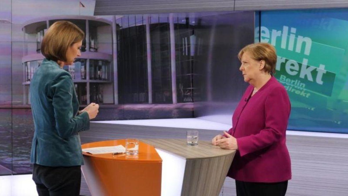 La cancillera Merkel en la entrevista con la periodista Bettina Schausten en la ZDF.-THOMAS ERNST / ZDF