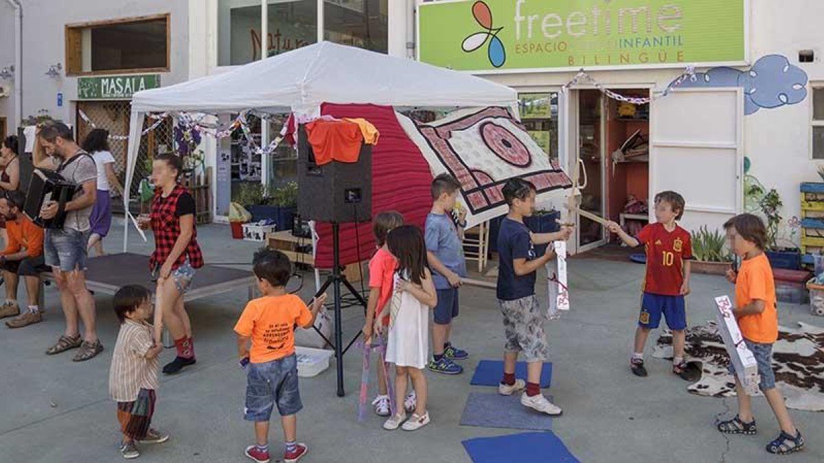 Los más pequeños experimentaron con juegos y talleres que se llevaron a cabo en la plaza Cristóbal Colón.-SANTI OTERO