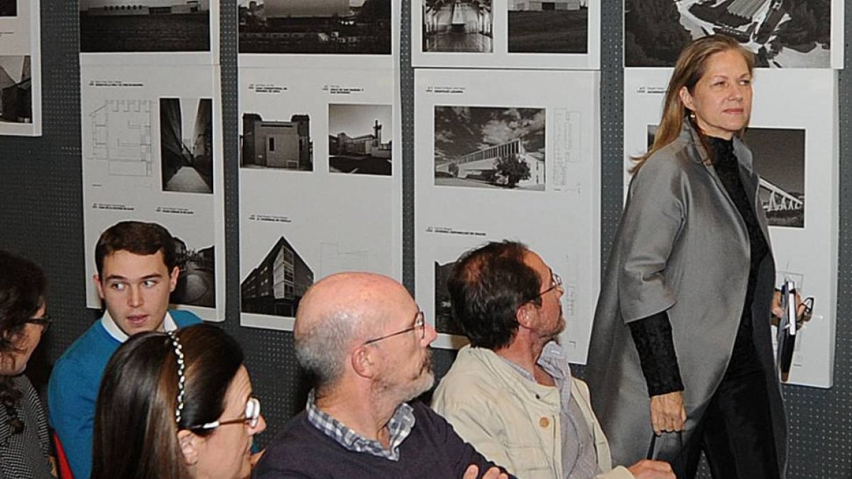 Martha Throne accede a la sala del Colegio de Arquitectos donde se impartió la conferencia.-ISRAEL L. MURILLO