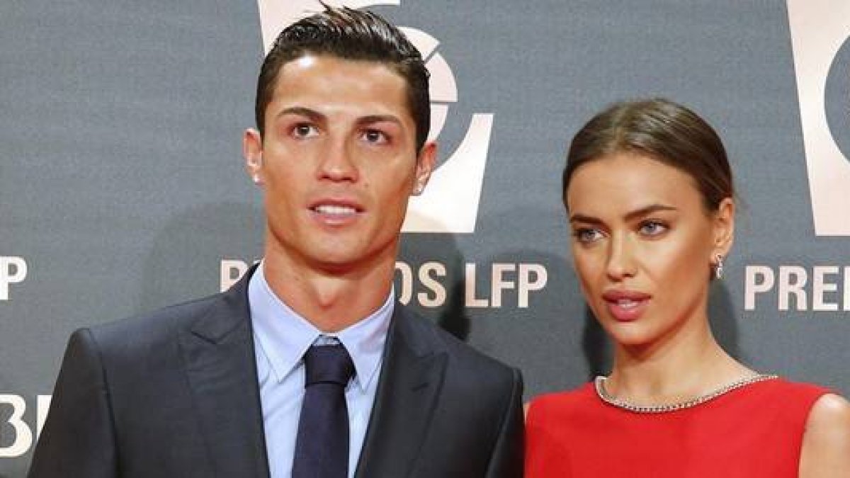 El delantero portugués del Real Madrid, Cristiano Ronaldo, acompañado por la modelo Irina Shayk, a su llegada a la gala de entrega de los Premios LFP, en el auditorio Príncipe Felipe de Madrid, el pasado 27 de octubre del 2014.-Foto: EFE / ALBERTO MARTÍN